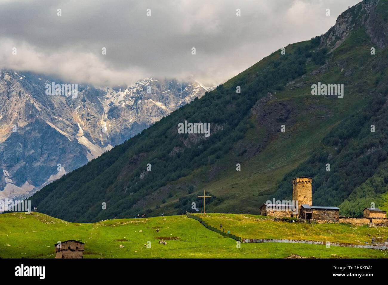 Maisons Svan avec tour de guet médiéval dans la montagne du Caucase, Ushguli, région de Svaneti, Géorgie Banque D'Images