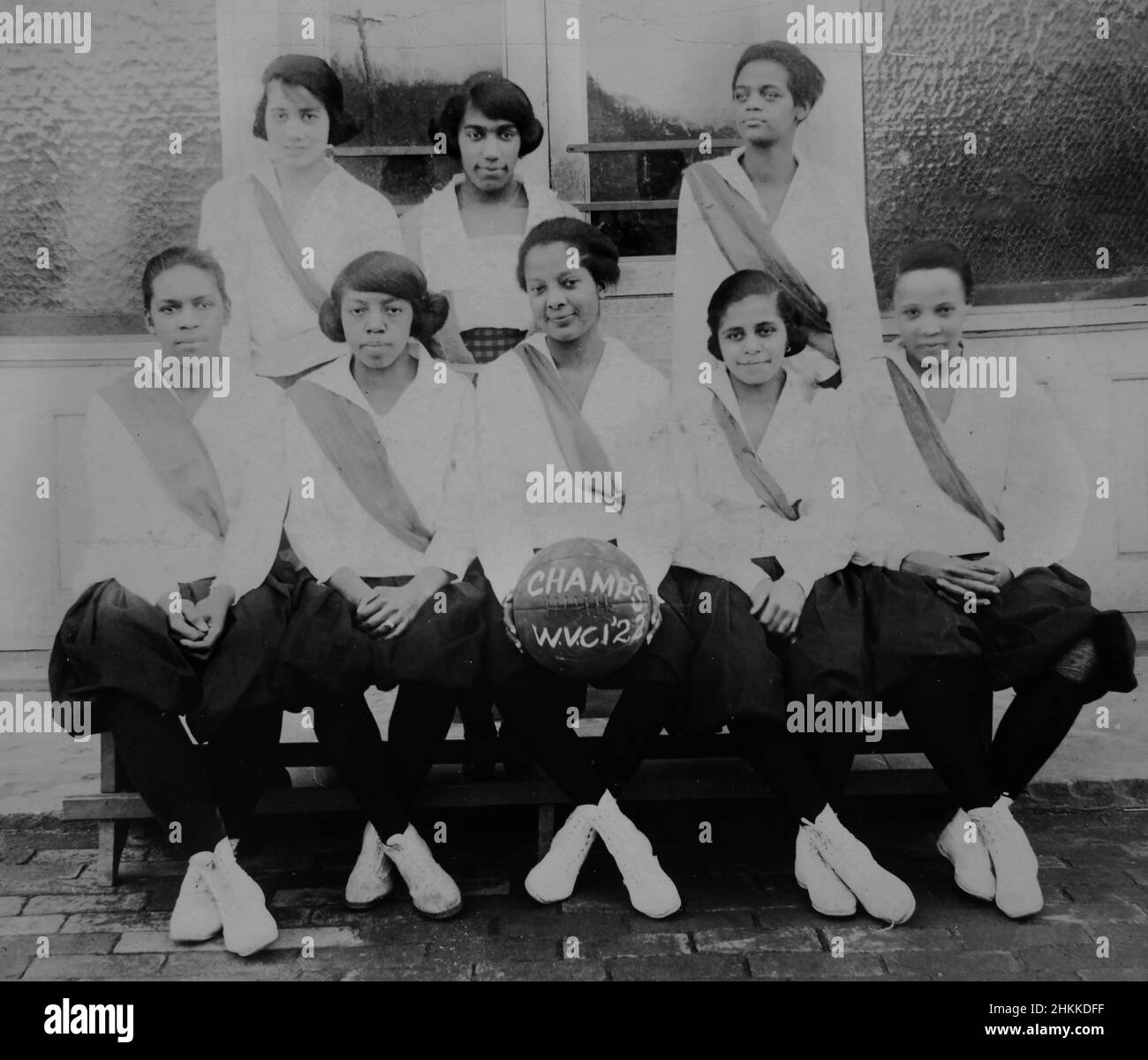 L'équipe de basket-ball féminine de l'Institut de coloration de Virginie-Occidentale pose avec leur championnat de basket-ball pour la saison 1922. Banque D'Images