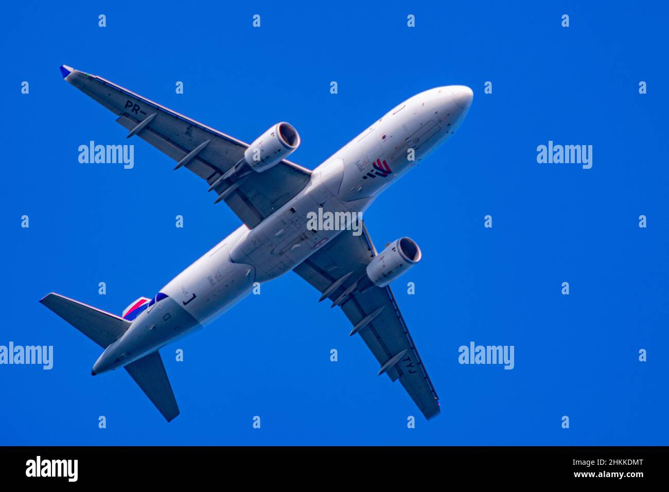 Rio de Janeiro, Brésil - VERS 2020: LATAM Linhas Aéreas avion commercial brésilien volant pendant la journée Banque D'Images