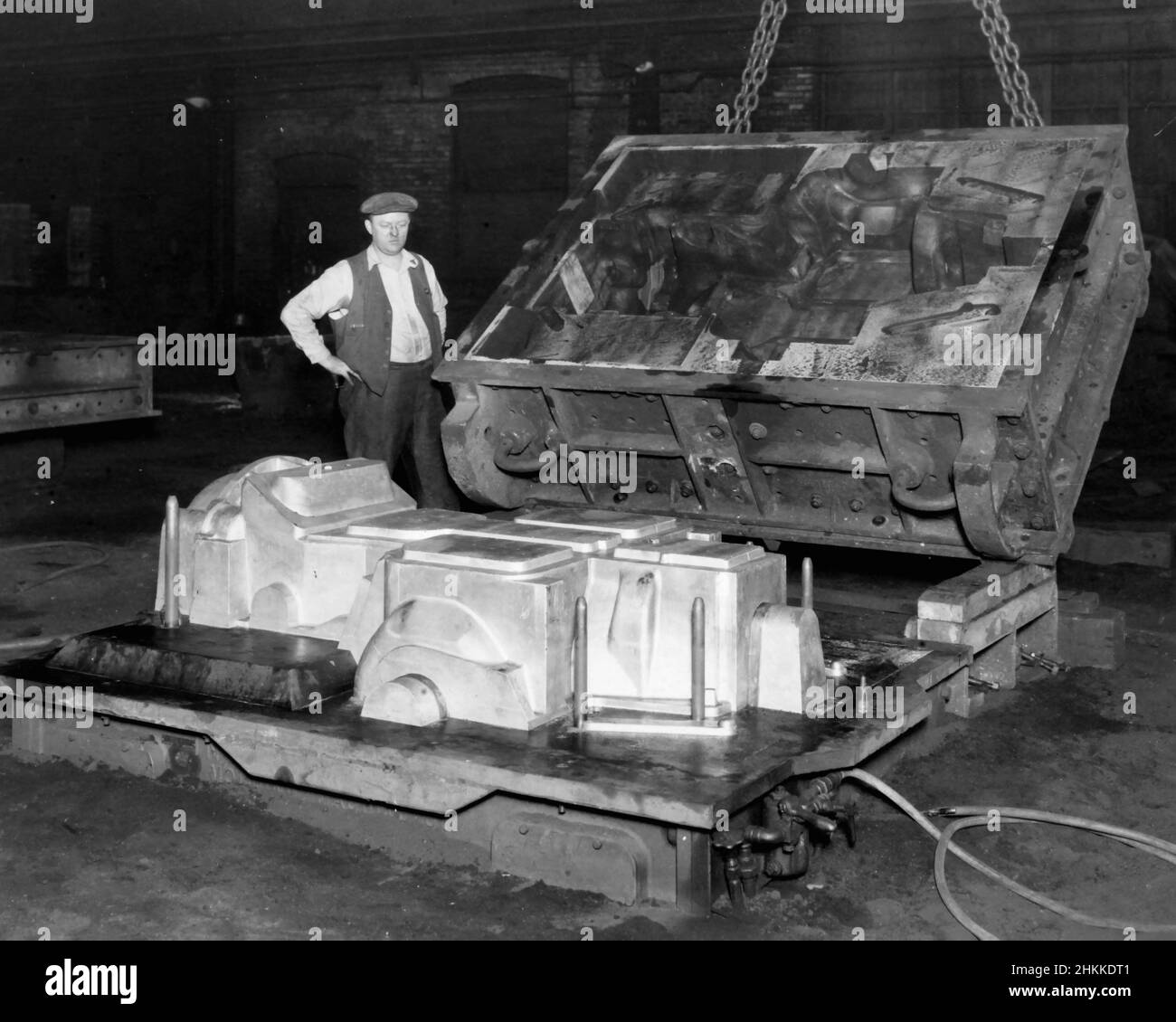 Un travailleur de fonderie supervise la fabrication d'un moule industriel à Milwaukee, ca. 1945. Banque D'Images