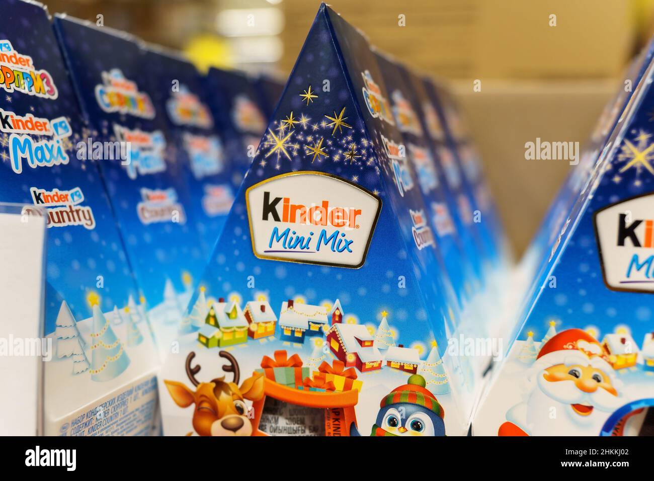 Tyumen, Russie-02 décembre 2021: Kinder mini mix logo est la ligne de marque de produits de la multinationale italienne de confiserie Ferrero. Banque D'Images