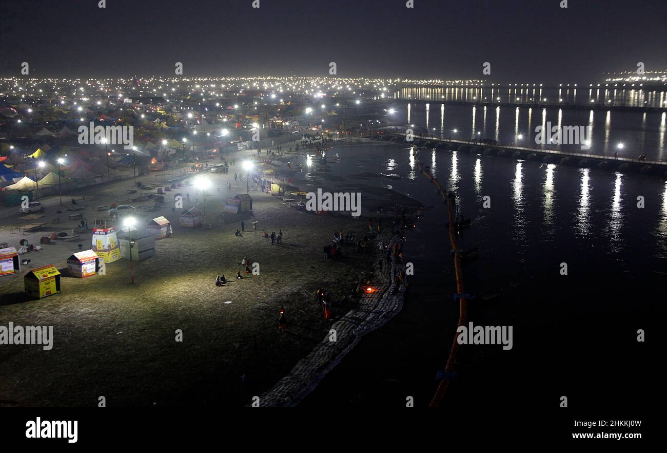 Une vue générale de la région de Magh Mela où les dévotés restent pendant un mois et demi et prennent un bain Saint dans le Gange et Sangam à Prayagraj Inde. Banque D'Images