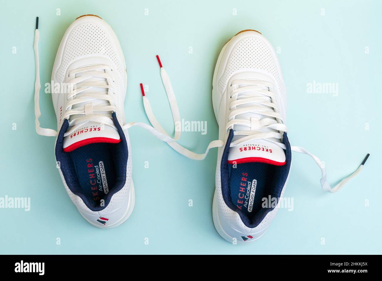 Tyumen, Russie-14 octobre 2021 : logo de la société Skechers sur les baskets.Skechers USA, Inc. Est un style de vie américain. Banque D'Images