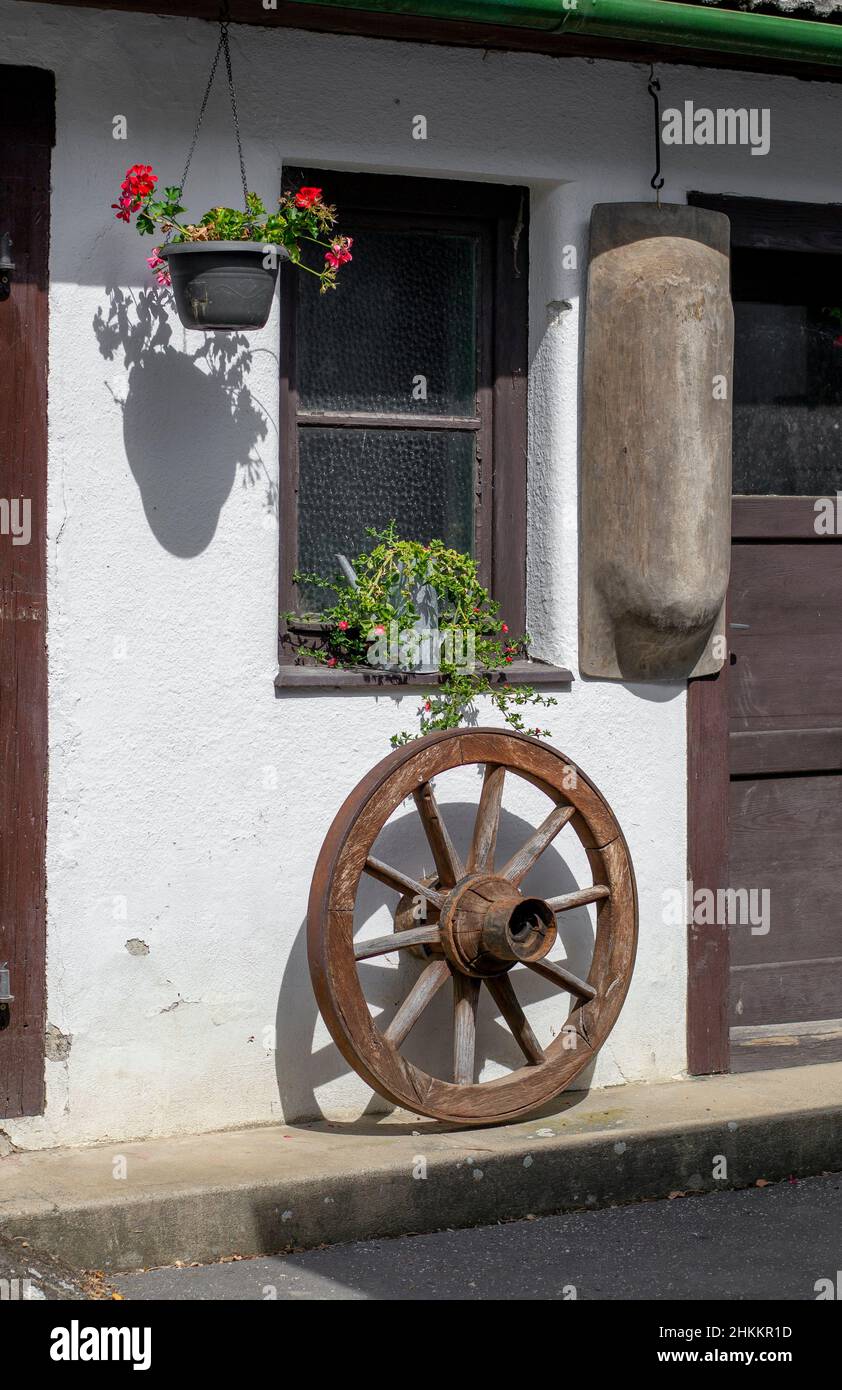 Ancienne roue en bois vintage accrochée au mur.Maison décorations rustiques. Banque D'Images