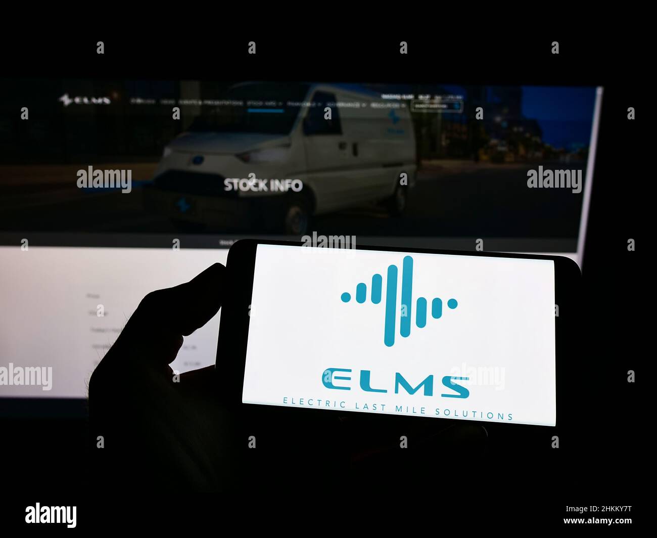 Personne tenant un téléphone portable avec le logo de la société américaine Electric Last Mile Solutions Inc. (ELMS) à l'écran en face de la page Web. Mise au point sur l'affichage du téléphone. Banque D'Images
