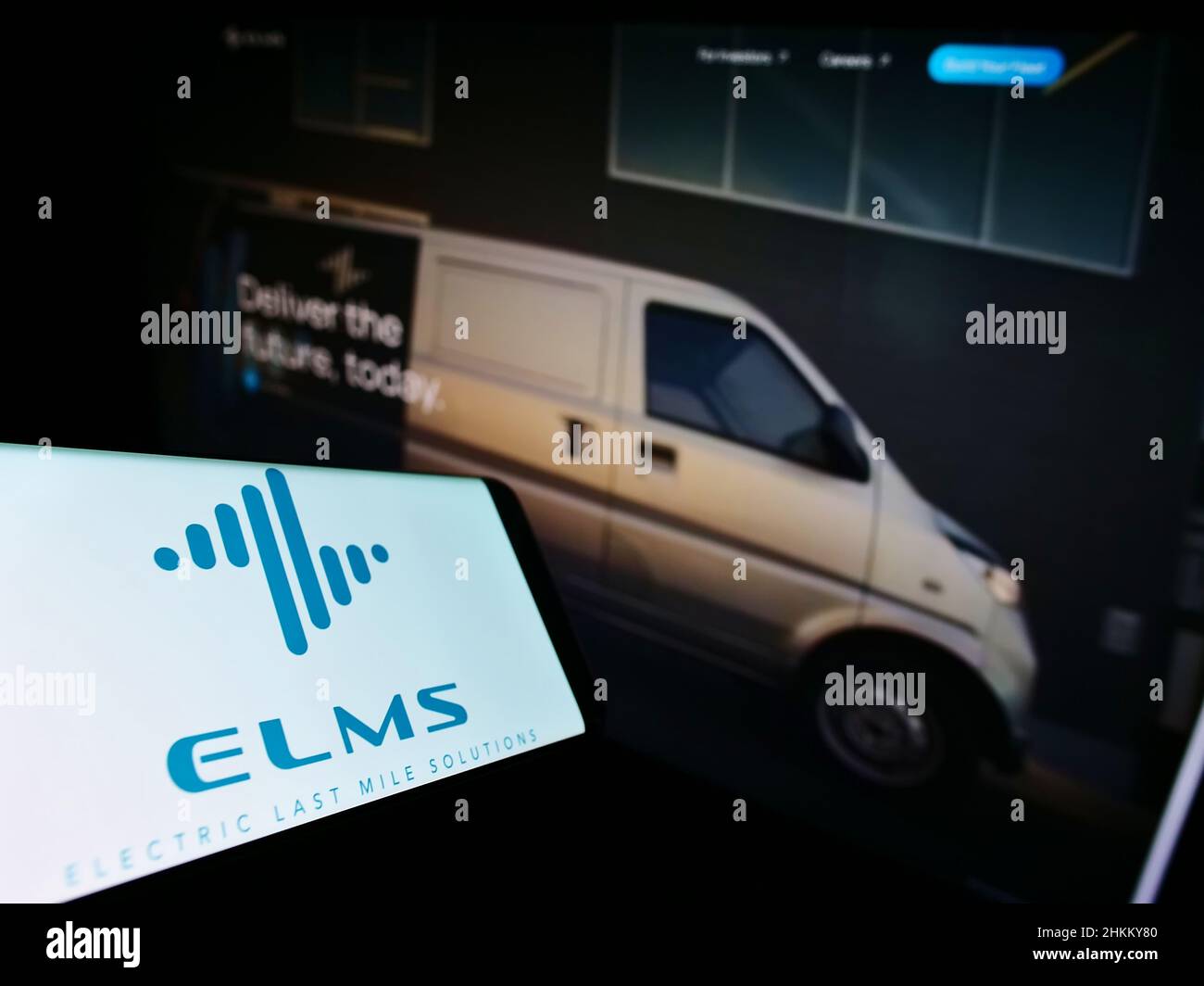 Smartphone avec le logo de la société américaine Electric Last Mile Solutions Inc. (ELMS) à l'écran devant le site Web. Effectuez la mise au point au centre-droit de l'écran du téléphone. Banque D'Images