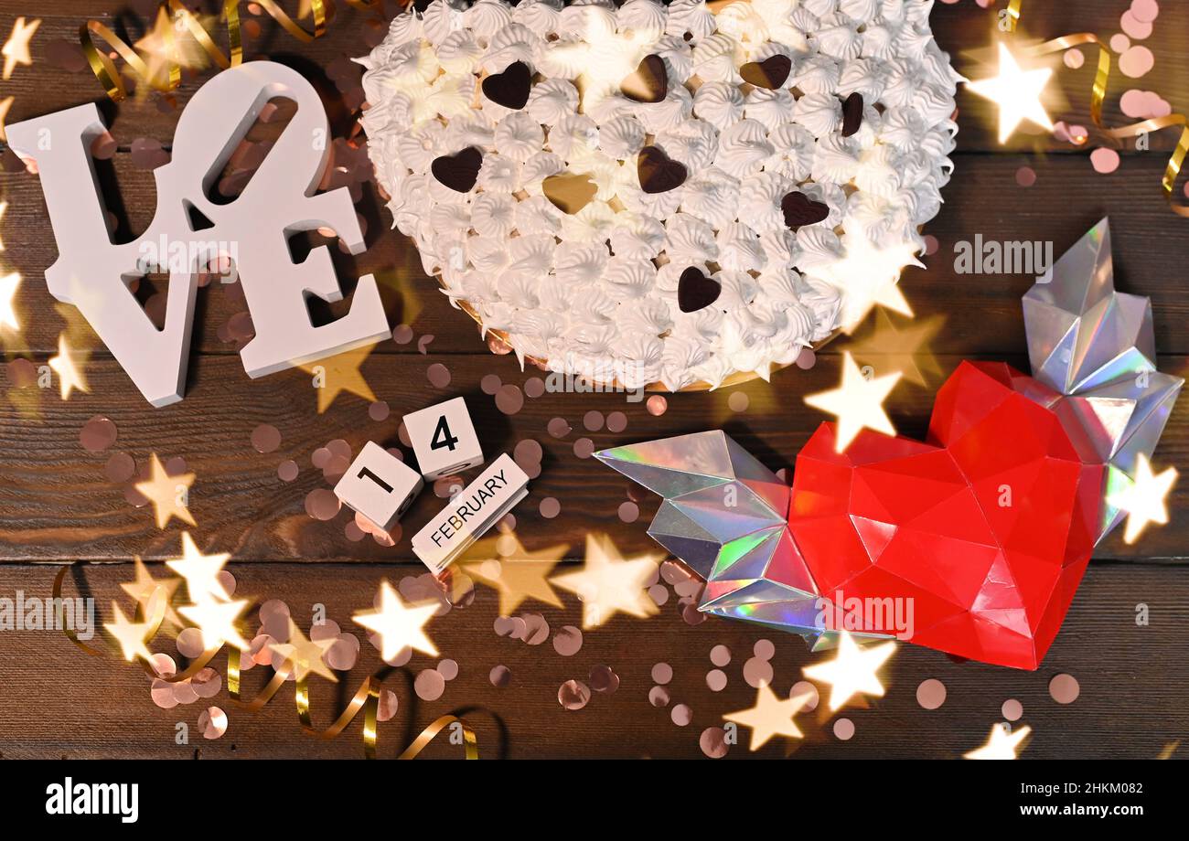 saint-valentin, coeur, amour et gâteau. feux de bokeh sous forme d'étoiles. Banque D'Images