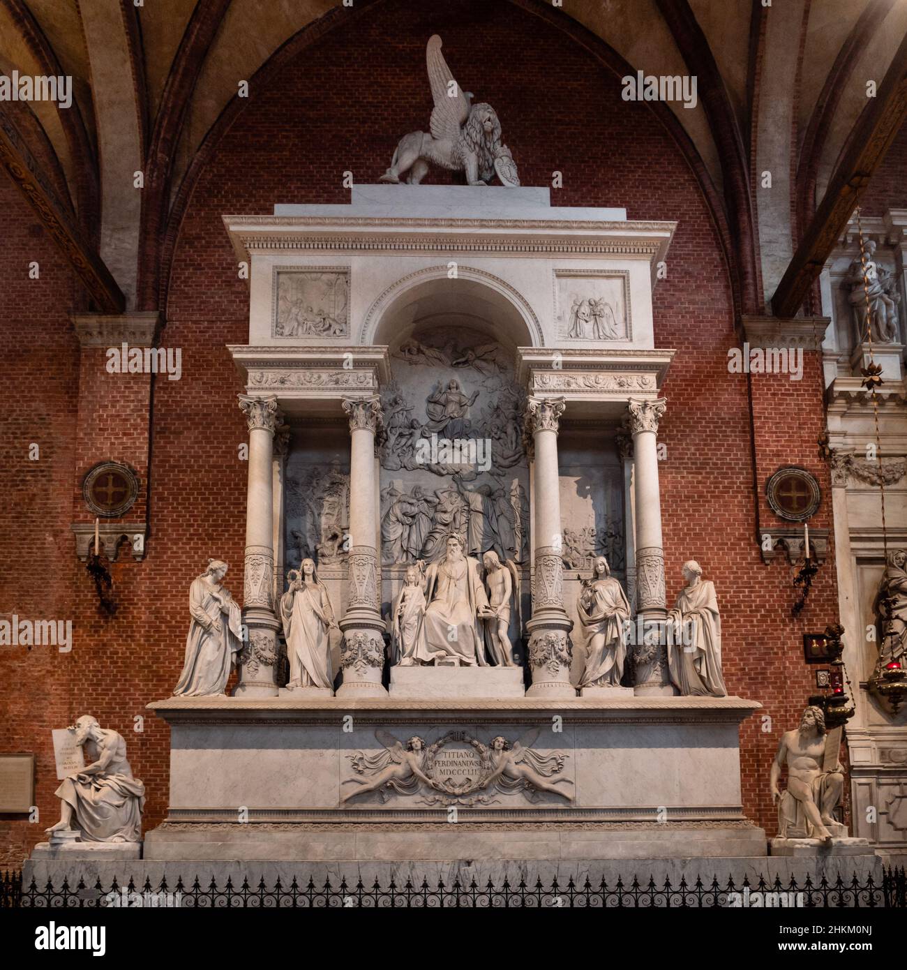 Venise, Italie - janvier 4 2022 : monument ou mausolée dédié à Titien, dans l'église Santa Maria Gloriosa dei Frari. Banque D'Images