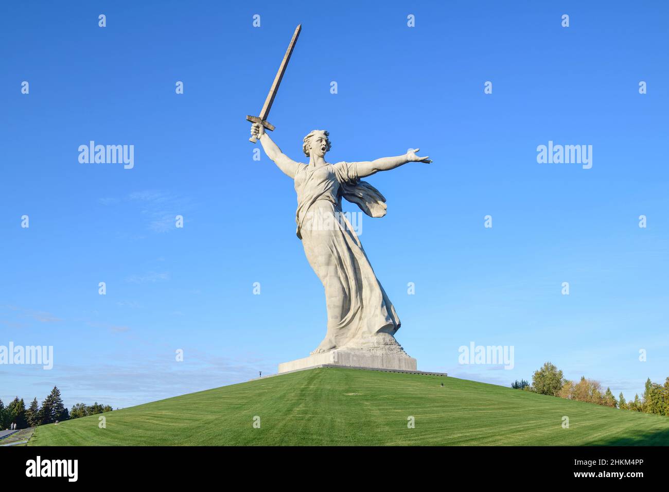 VOLGOGRAD, RUSSIE - 19 SEPTEMBRE 2021 : sculpture « la mère patrie appelle ! »contre un ciel bleu sans nuages par un jour ensoleillé.Complexe commémoratif 'Mamaev Kurgan Banque D'Images