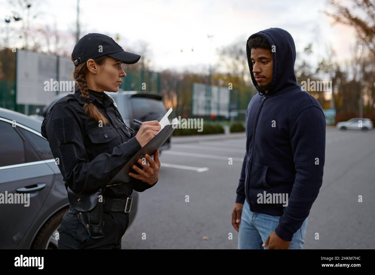 Homme contrarié et femme de police émettant une amende Banque D'Images