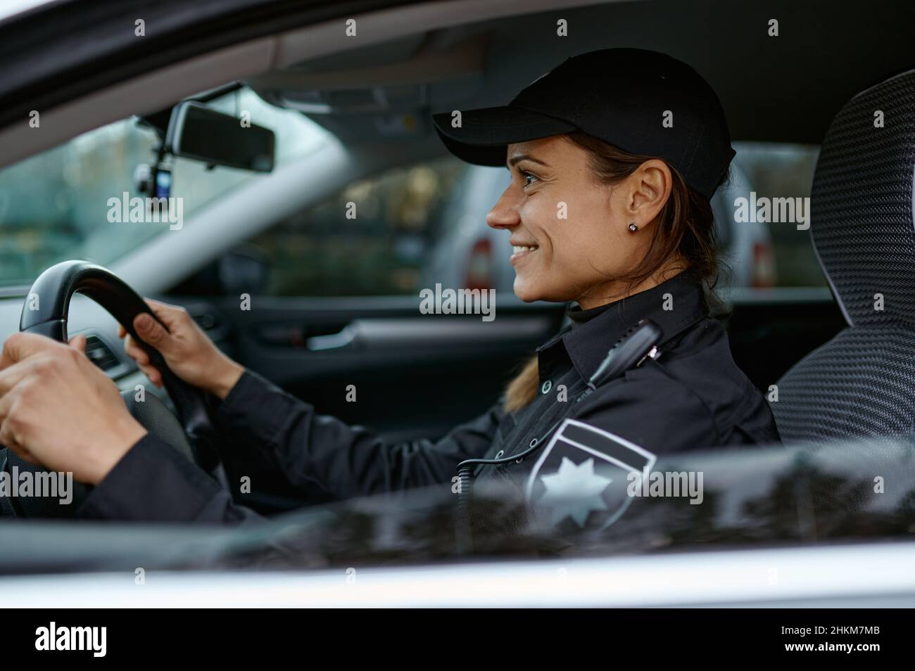 Portrait de police sur le côté, femme conduisant une voiture Banque D'Images