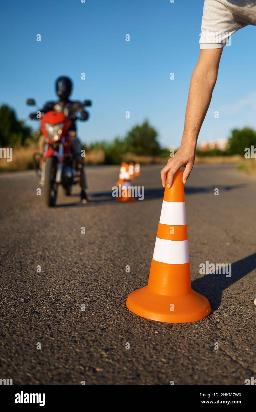 Serpent à cheval entre les cônes, école de moto Banque D'Images