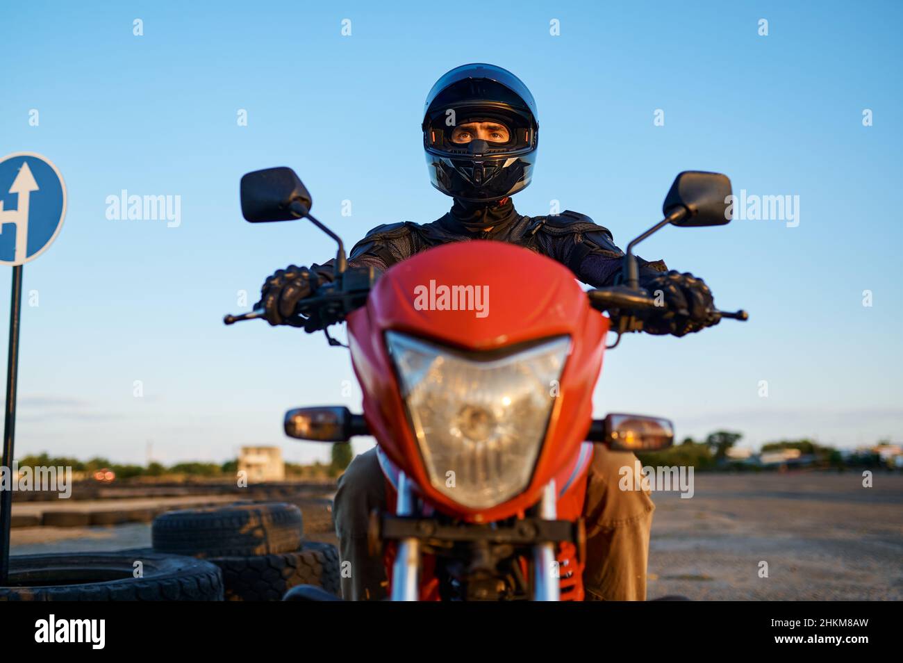 Homme sur moto, vue de face, école de moto Banque D'Images