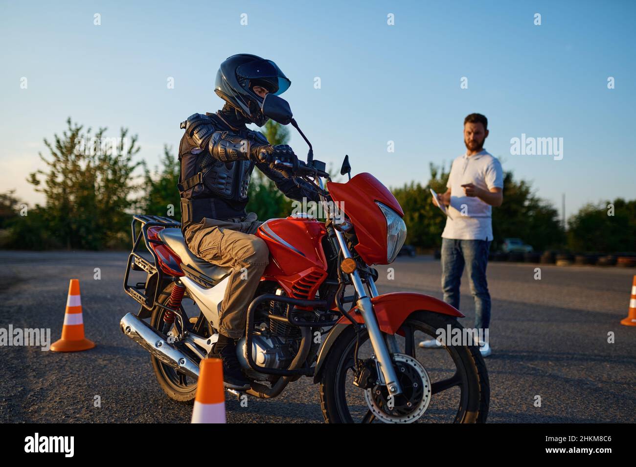 Équitation entre les cônes, leçon à l'école de moto Banque D'Images