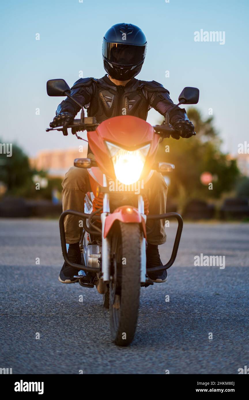 L'élève pose sur la moto, l'école de moto Banque D'Images