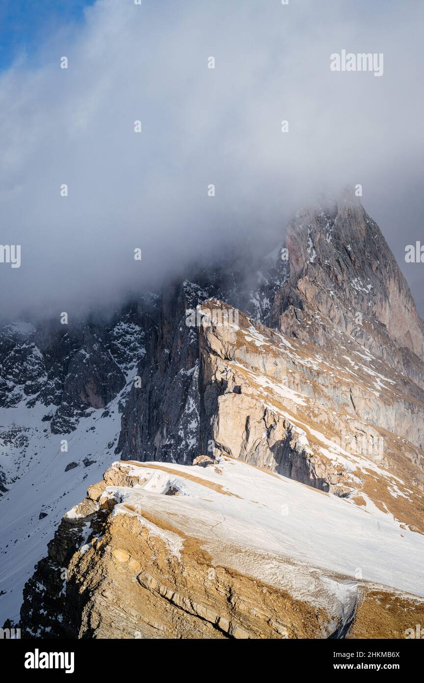 Pic de Seceda entre les nuages et la neige en hiver, Alpes Dolomites, Italie Banque D'Images