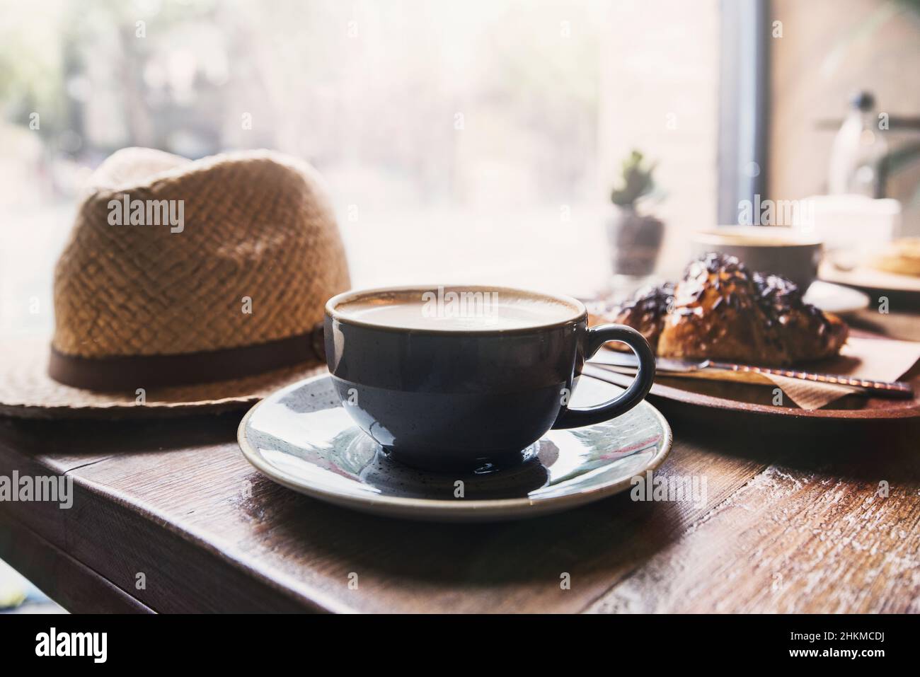 Petit déjeuner, tasses de café et croissant frais sur une table dans un café. Voyages, vacances, cuisine locale, style de vie, plaisir d'été, profitez du concept de la vie Banque D'Images