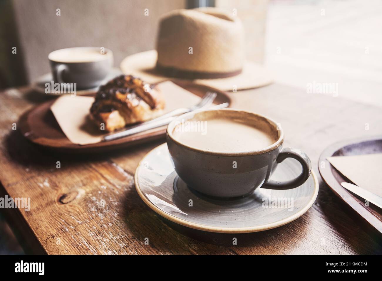 Petit déjeuner, tasses de café et croissant frais sur une table dans un café. Voyages, vacances, cuisine locale, style de vie, plaisir d'été, profitez du concept de la vie Banque D'Images