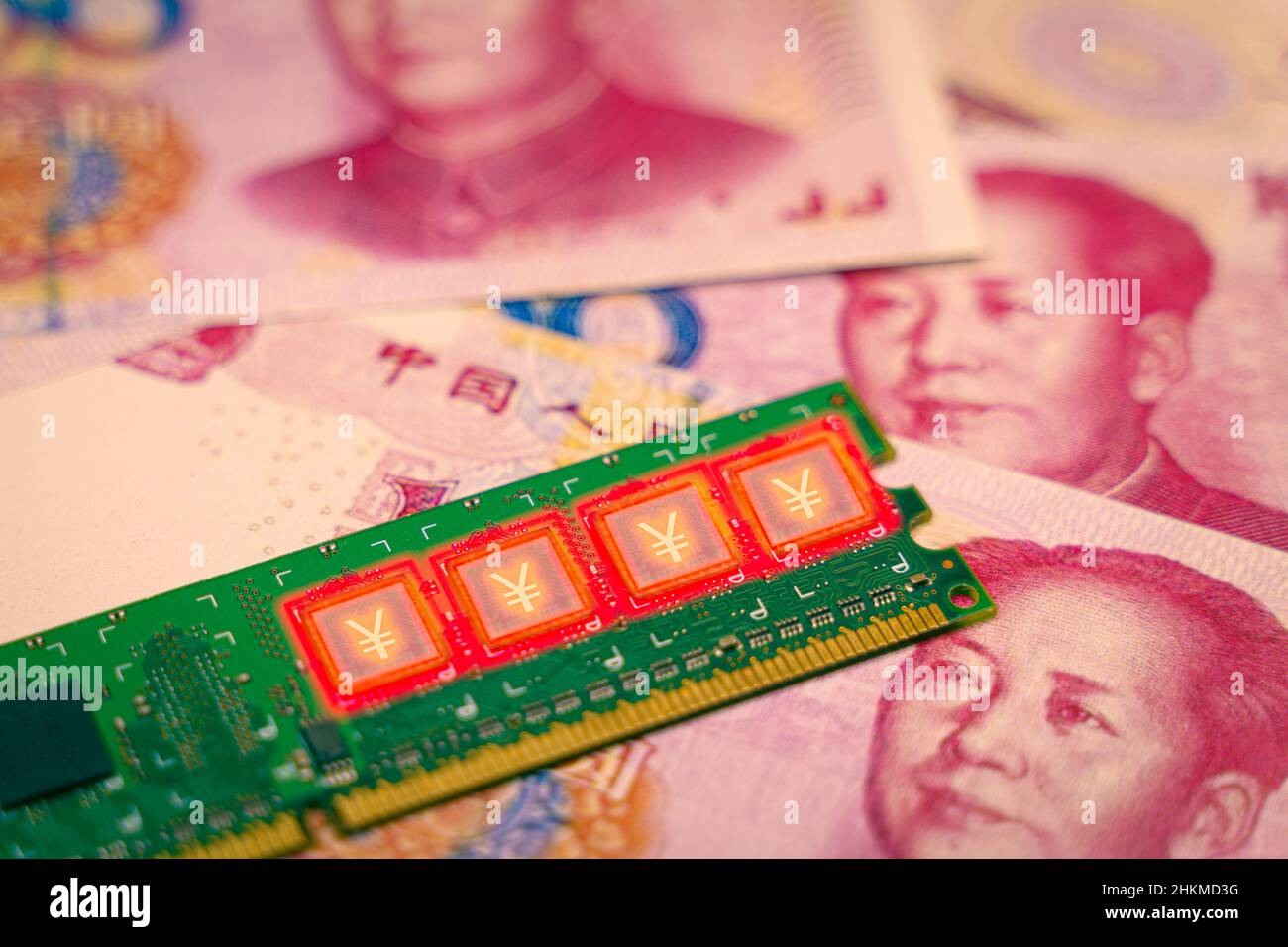 Digital Yuan et au centre d'une carte de circuit imprimé sur des factures de renminbi Banque D'Images