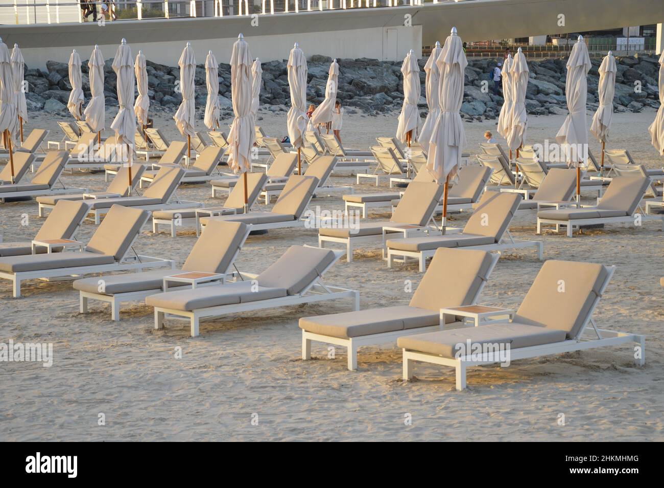 Chaises de plage vides, The Dubai Beach JBR à Dubaï, Émirats arabes Unis - 3 février 2022. Banque D'Images