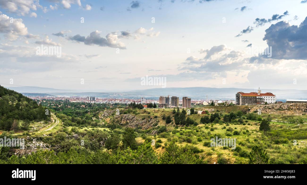 Vue panoramique de la province de Corum depuis la forêt.Corum est situé à l'intérieur des terres dans la région centrale de la mer Noire en Turquie. Banque D'Images