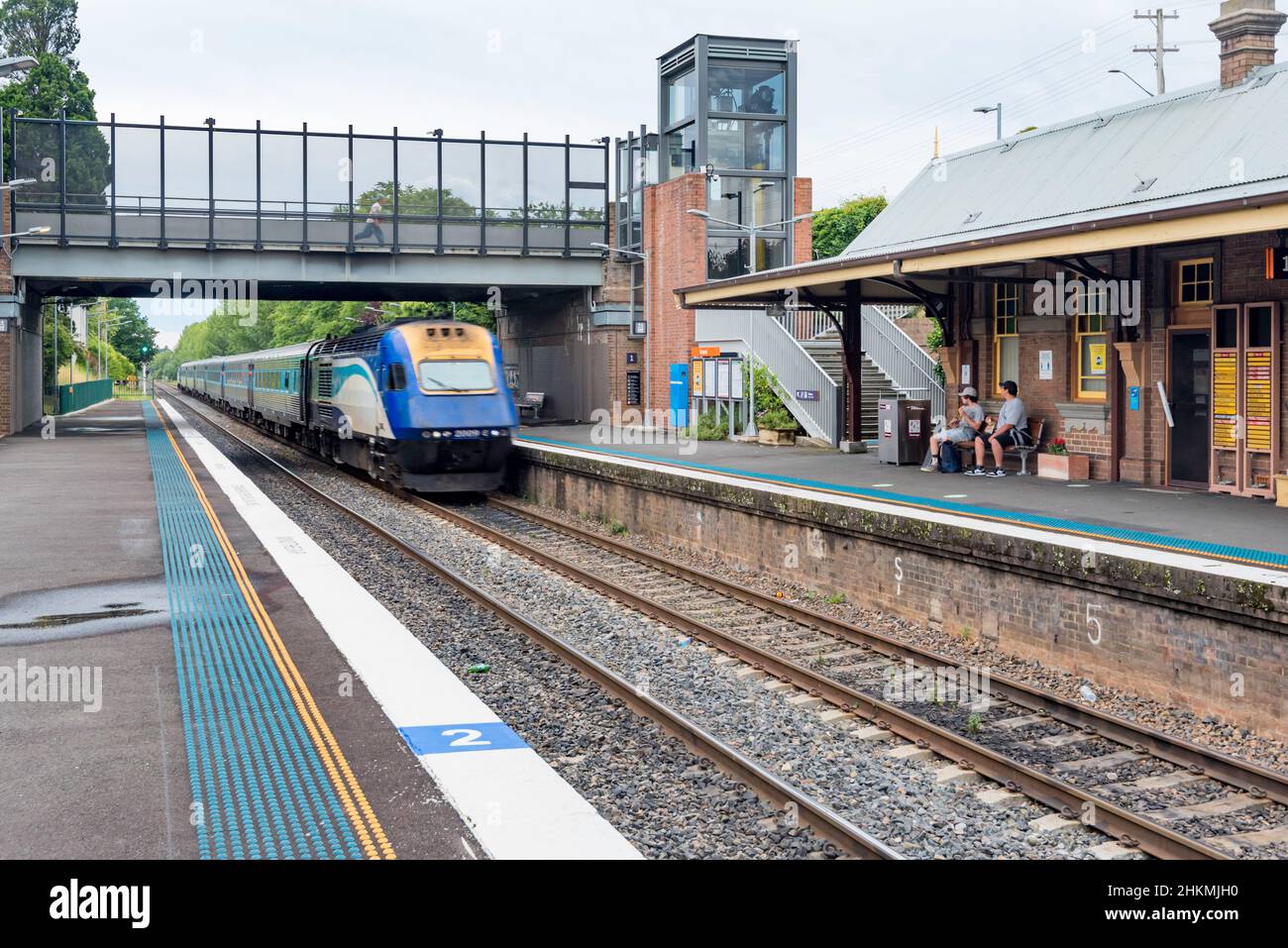 Un wagon diesel de classe XPT à six voitures à la gare historique rurale de Bowral dans les Highlands du sud de la Nouvelle-Galles du Sud, en Australie Banque D'Images