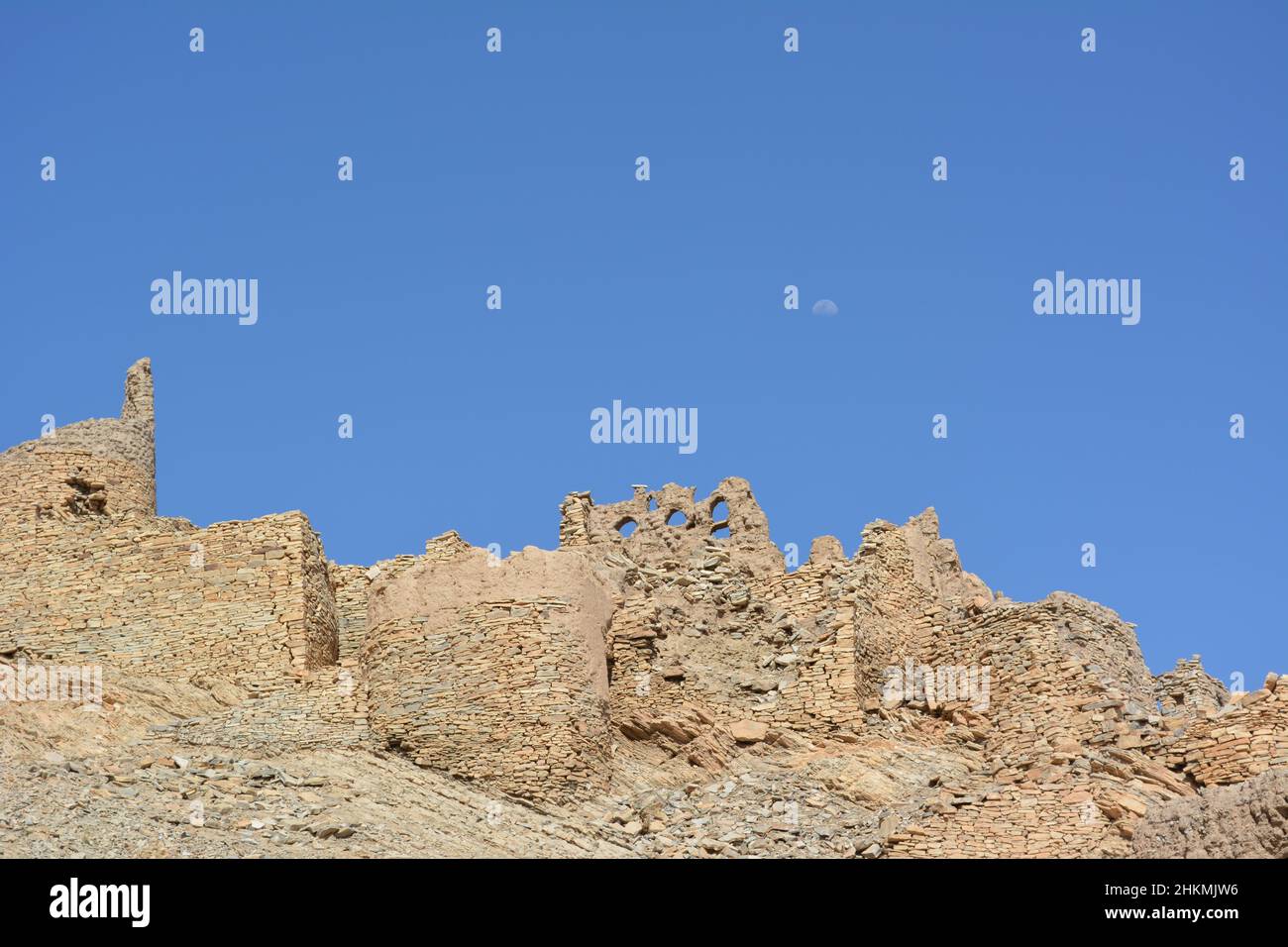 Oman, Nizwa - belle vue sur les ruines de Tanuf avec la lune le fond Banque D'Images