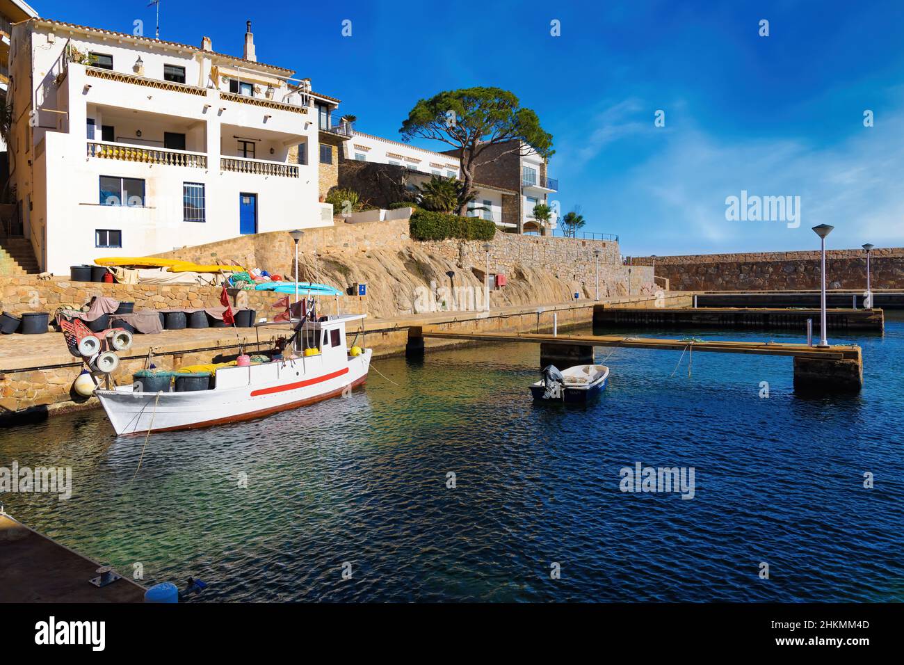 Vue sur le nouveau port de pêche et de plaisance de Fornells, Costa Brava, Catalogne, Espagne Banque D'Images