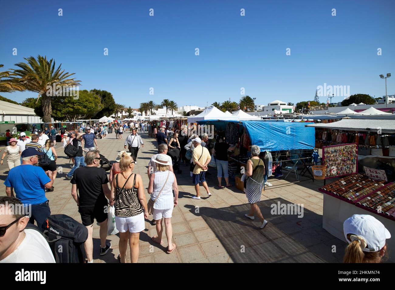 Les clients du marché du dimanche très animé Teguise Lanzarote Iles Canaries Espagne Banque D'Images