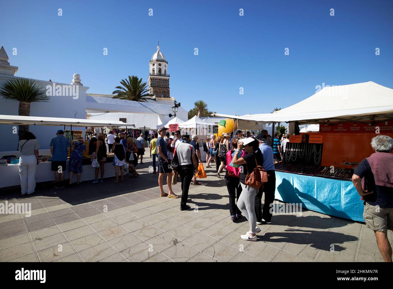 Les clients du marché du dimanche très animé Teguise Lanzarote Iles Canaries Espagne Banque D'Images
