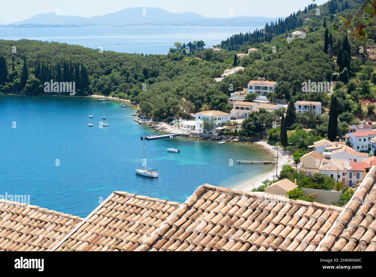 Belle baie avec plage dans le village de Kalami, île de Corfou, Grèce Banque D'Images