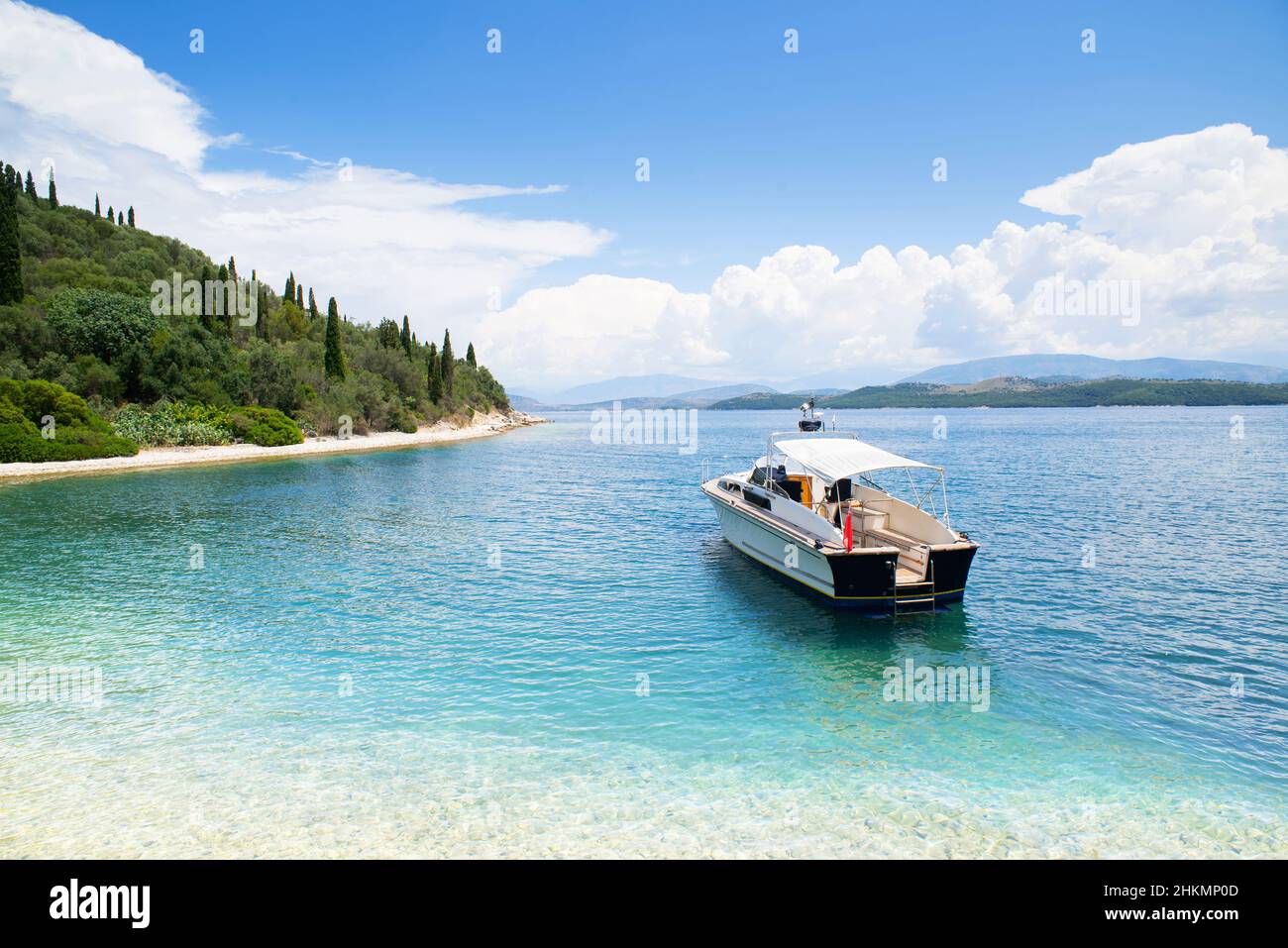 Baie méditerranéenne avec bateaux à voile, île de Corfou, Grèce. Mode de vie actif, destination de voyage, voile, vacances, plaisir d'été, profitez du concept de la vie Banque D'Images
