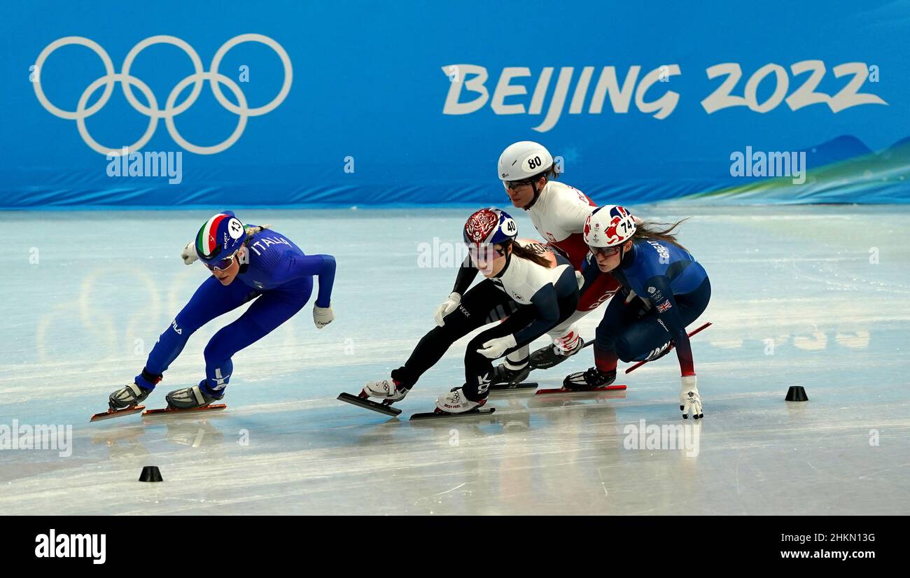 Kathryn Thomson (à droite), en Grande-Bretagne, en action pendant la sixième chaleur du patinage de vitesse sur piste courte de 500 mètres féminin, le premier jour des Jeux Olympiques d'hiver de 2022 à Beijing au stade intérieur de la capitale, Beijing, Chine.Date de la photo: Samedi 5 février 2022. Banque D'Images