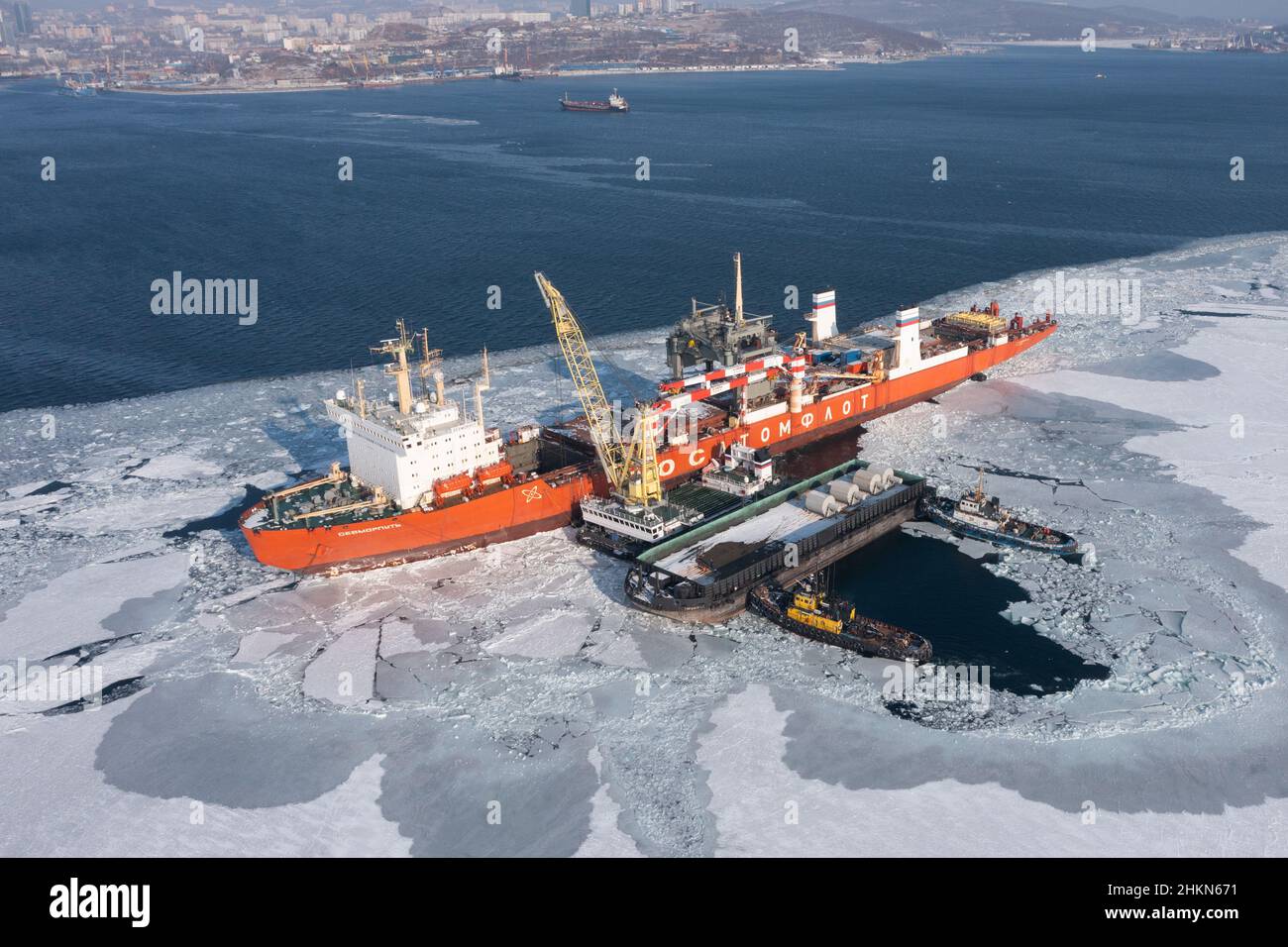 Vladivostok, Russie - 16 janvier 2022 : le navire de cargaison sèche à propulsion nucléaire Sevmorput sur les routes de Vladivostok est engagé dans des opérations de cargaison. Banque D'Images