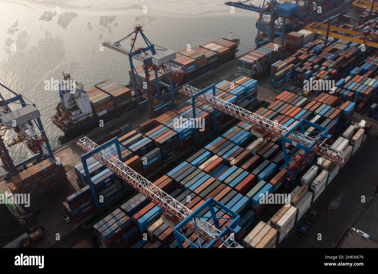 Vladivostok, Russie - 26 janvier 2022 : Vue de dessus du terminal des conteneurs du port maritime.En hiver, un bateau à conteneurs est en train de charger à l'embarcadère. Banque D'Images