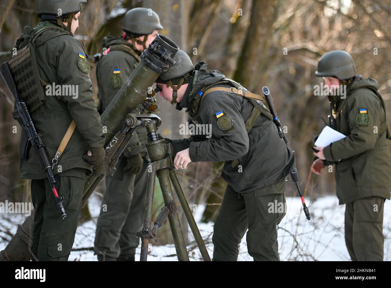 Pripyat, Ukraine.04th févr. 2022.Les soldats de la Garde nationale ukrainienne se préparent à tirer un mortier lors d'un exercice de guerre urbaine tenu dans le village de Pripyat près de la frontière biélorusse par le Ministère ukrainien de l'intérieur, alors que les forces russes continuent de se mobiliser aux frontières du pays le 4 février 2022 à Pripyat, en Ukraine.(Photo de Justin Yau/Sipa USA) crédit: SIPA USA/Alay Live News crédit: SIPA USA/Alay Live News Banque D'Images