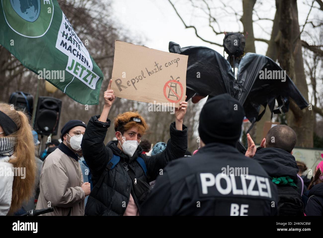 Berlin, Allemagne.04th févr. 2022.Les manifestants sont descendus dans les rues de Berlin, la capitale allemande, le 4 février 2022, pour protester contre la compagnie pétrolière espagnole Repsol parce qu'elle refusait d'assumer la responsabilité des dommages causés à l'environnement par la raffinerie de la Pampilla.(Photo de Jakub Podkowiak/PRESSCOV/Sipa USA) crédit: SIPA USA/Alay Live News Banque D'Images