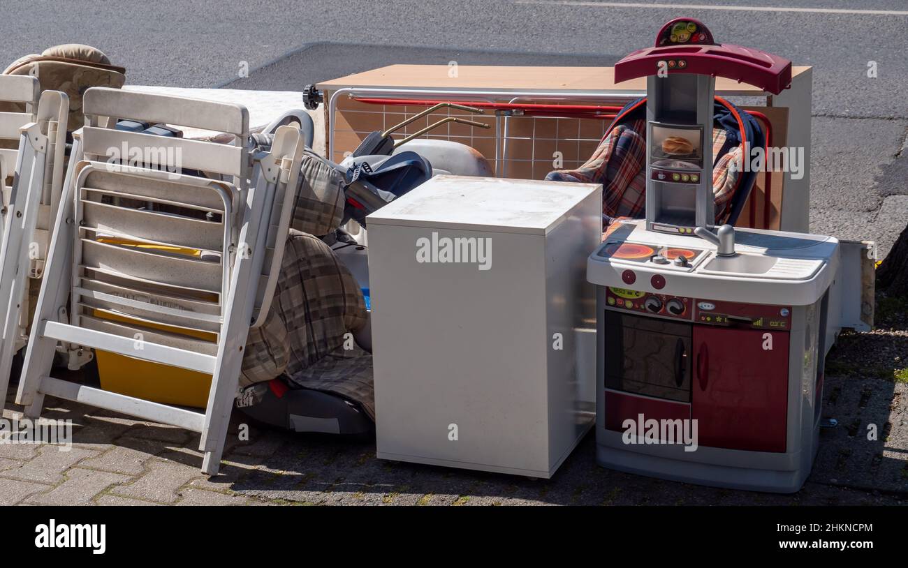Les articles ménagers sont jetés dans la rue Banque D'Images