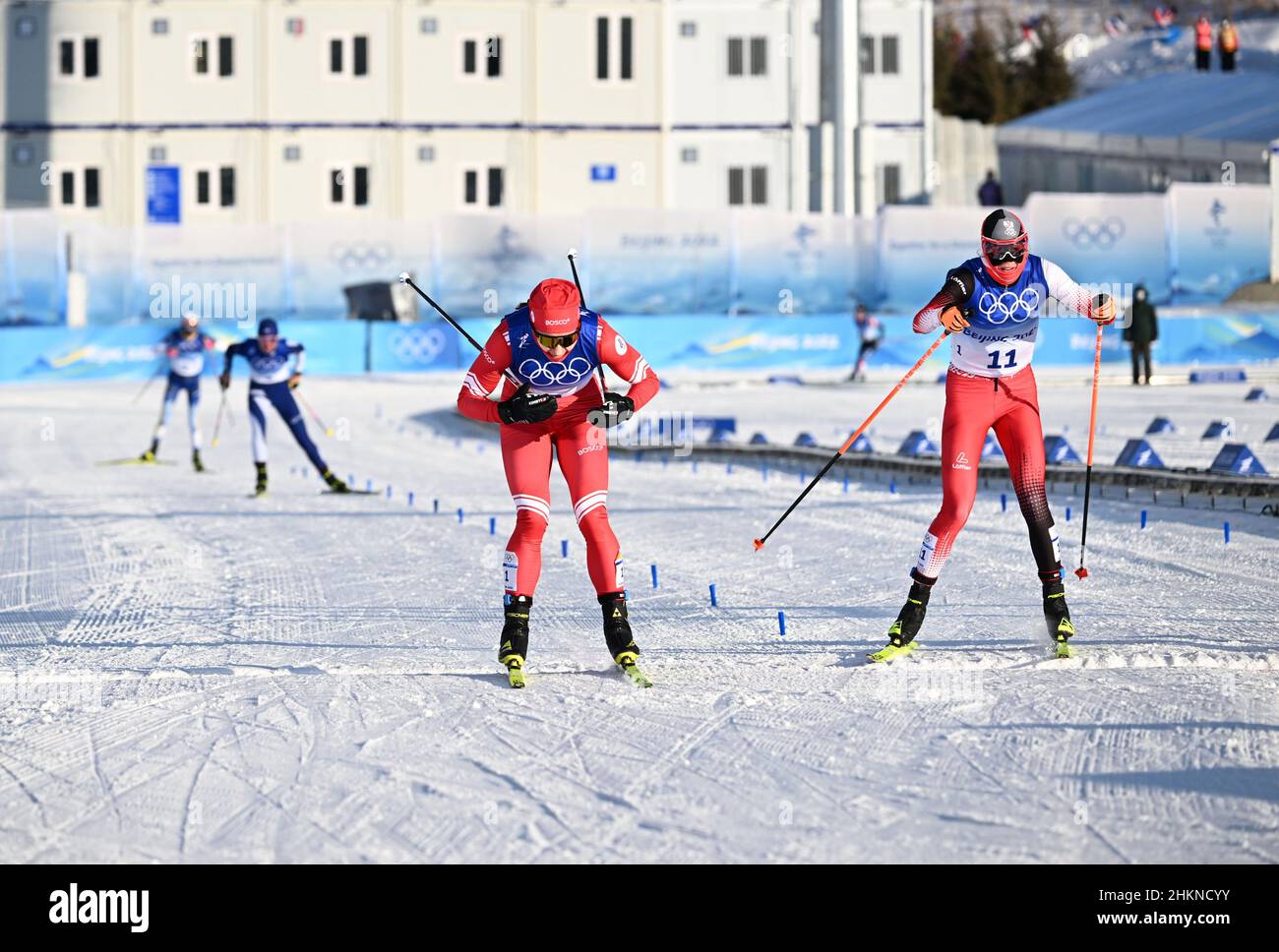 Zhangjiakou, Chine.5th févr. 2022.Natalia Nepryaeva (L, avant) du ROC et Teresa Stadlober (R, avant) d'Autriche passent la ligne d'arrivée lors du Skiathlon 7,5km 7,5km des femmes de ski de fond au Centre national de ski de fond de Zhangjiakou, dans le nord de la Chine, le 5 février 2022.Crédit : MU Yu/Xinhua/Alay Live News Banque D'Images