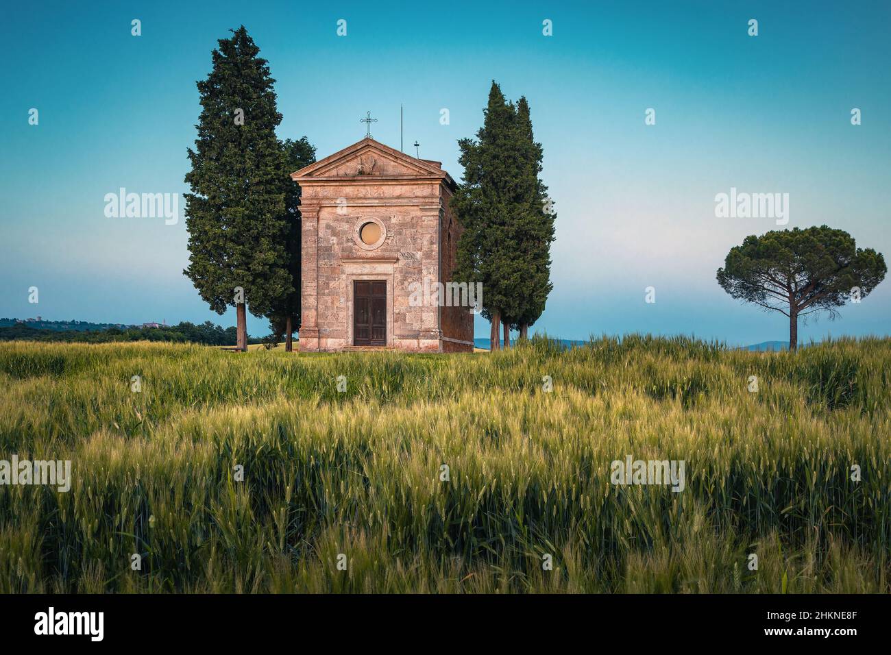 Un des plus visités petit bâtiment religieux sur le champ de céréales, la chapelle Vitaleta, Toscane, Italie, Europe Banque D'Images