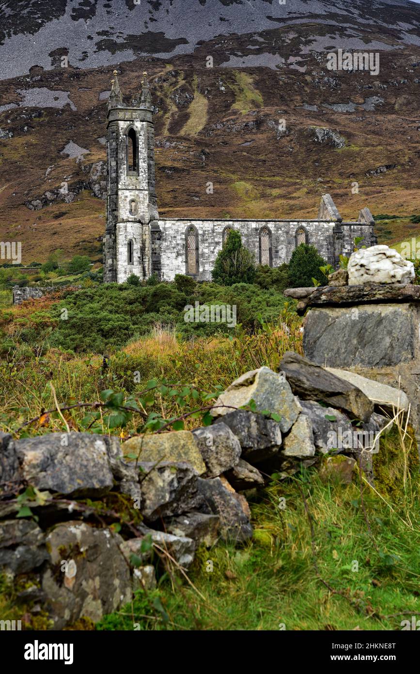 L'église Dunlewey abandonnée au pied du mont Errigal, le plus haut sommet du Gaeltacht de Derryveagh, empoisonne Glen, Irlande. Banque D'Images