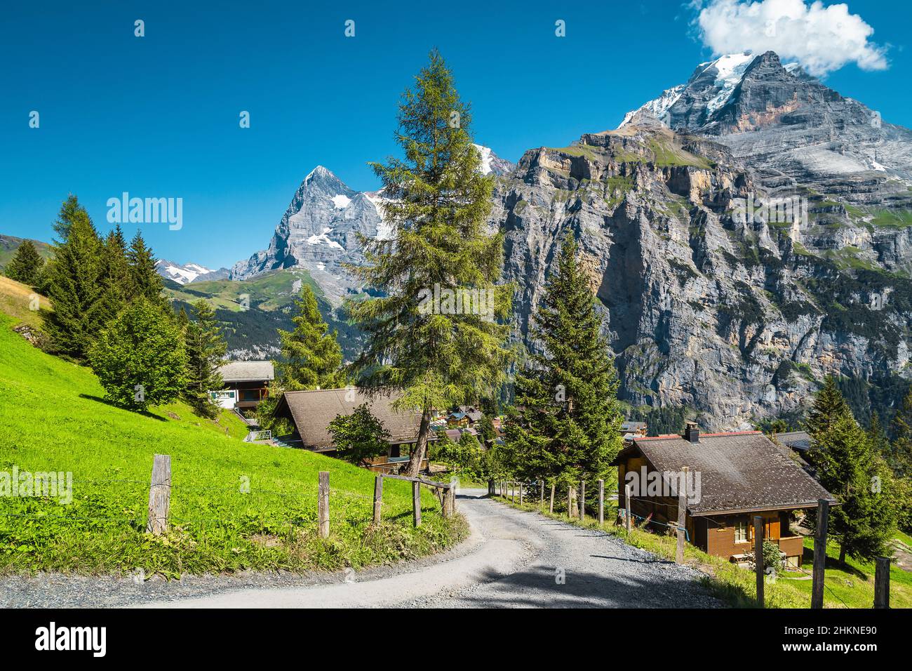 Vue sur la rue et sentier de randonnée à proximité de chalets en bois dans la célèbre station de Murren, vallée de Lauterbrunnen, Oberland bernois, Suisse, Europe Banque D'Images