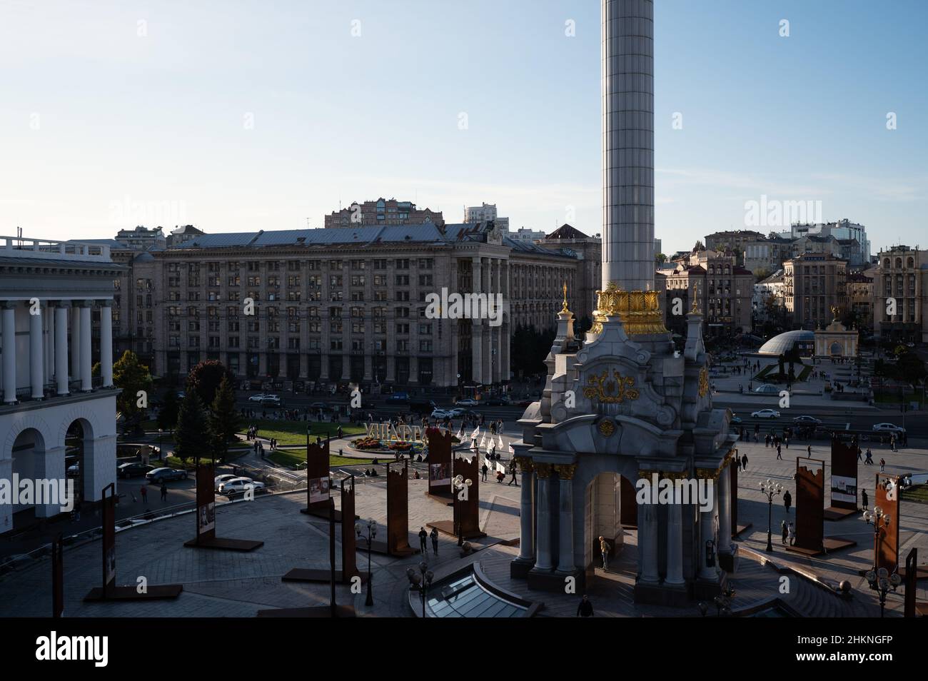 Le Monument de l'indépendance, la station de métro, l'hôtel et le centre commercial sont des points de repère à la place Maidan Nezalezhnosti à Kiev, Ukraine. Banque D'Images