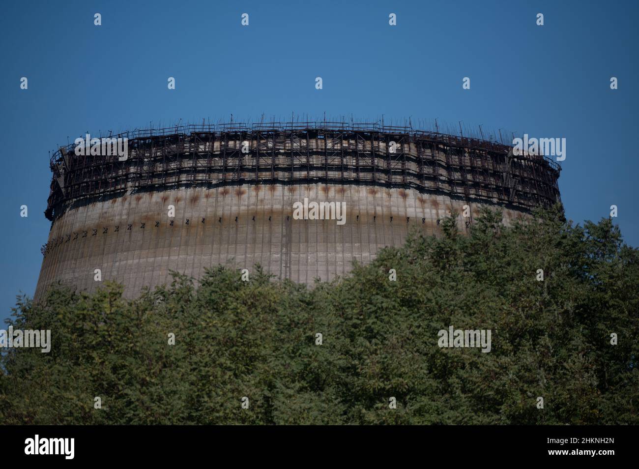 Les tours de refroidissement incomplètes du réacteur 5 de la centrale nucléaire de Tchernobyl; la construction a été interrompue après l'accident et n'a jamais été achevée. Banque D'Images