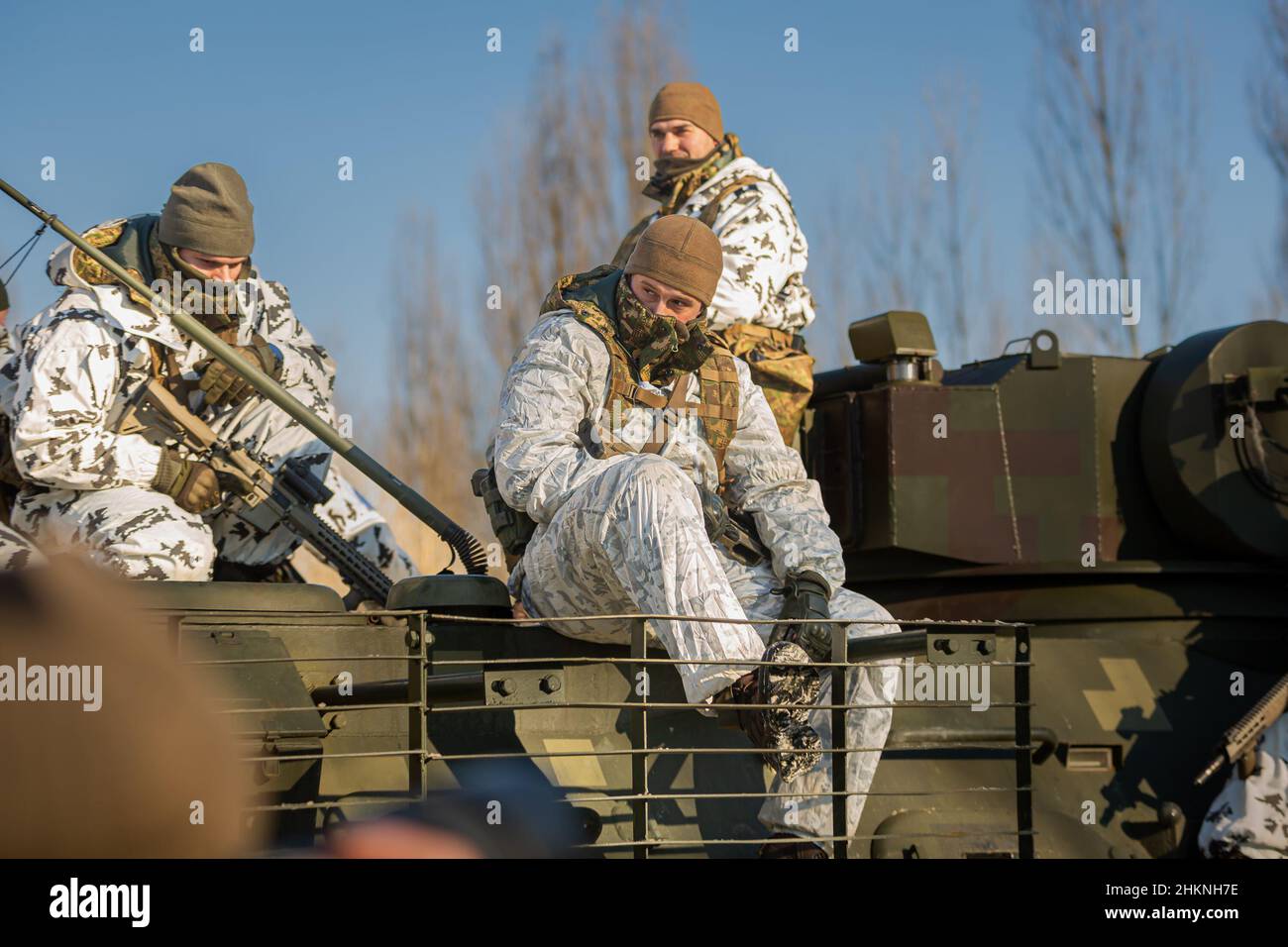 Tchernobyl, Ukraine.04th févr. 2022.Le 4 février 2022, des soldats de la Garde nationale d'Ukraine pratiquaient des exercices militaires près de Tchernobyl, en Ukraine.Les préparatifs se poursuivent en Ukraine alors que les forces militaires russes se mobilisent à la frontière ukrainienne.(photo de Michael Nidro/Sipa USA) crédit: SIPA USA/Alay Live News Banque D'Images