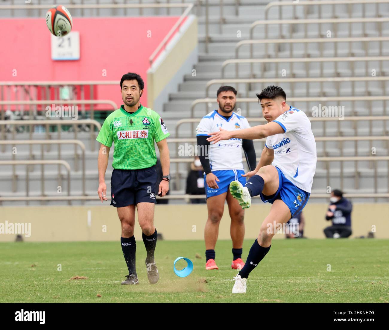 Tokyo, Japon.5th févr. 2022.Saitama Panasonic Wild Knights Fly Half Rikiya Matsuda lance le ballon pour le but après un essai au match de la ligue de rugby professionnelle japonaise Japan Rugby League une division entre Saitama panasonic Wild Knights et NTT Communications ShiningArcs Tokyo-Bay Urayasu à Tokyo le samedi 5 février 2022.Saitama Panasonic Wild Knights a remporté le match contre NTT Communications ShiningArcs Tokyo-Bay Urayasu 48-5.Credit: Yoshio Tsunoda/AFLO/Alay Live News Banque D'Images