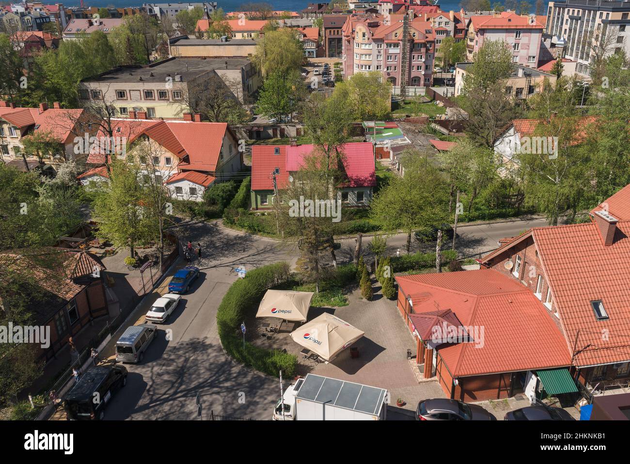 Zelenogradsk, Russie - 12 mai 2021 : vue d'en haut sur les voitures garées et le paysage urbain le jour ensoleillé du printemps Banque D'Images