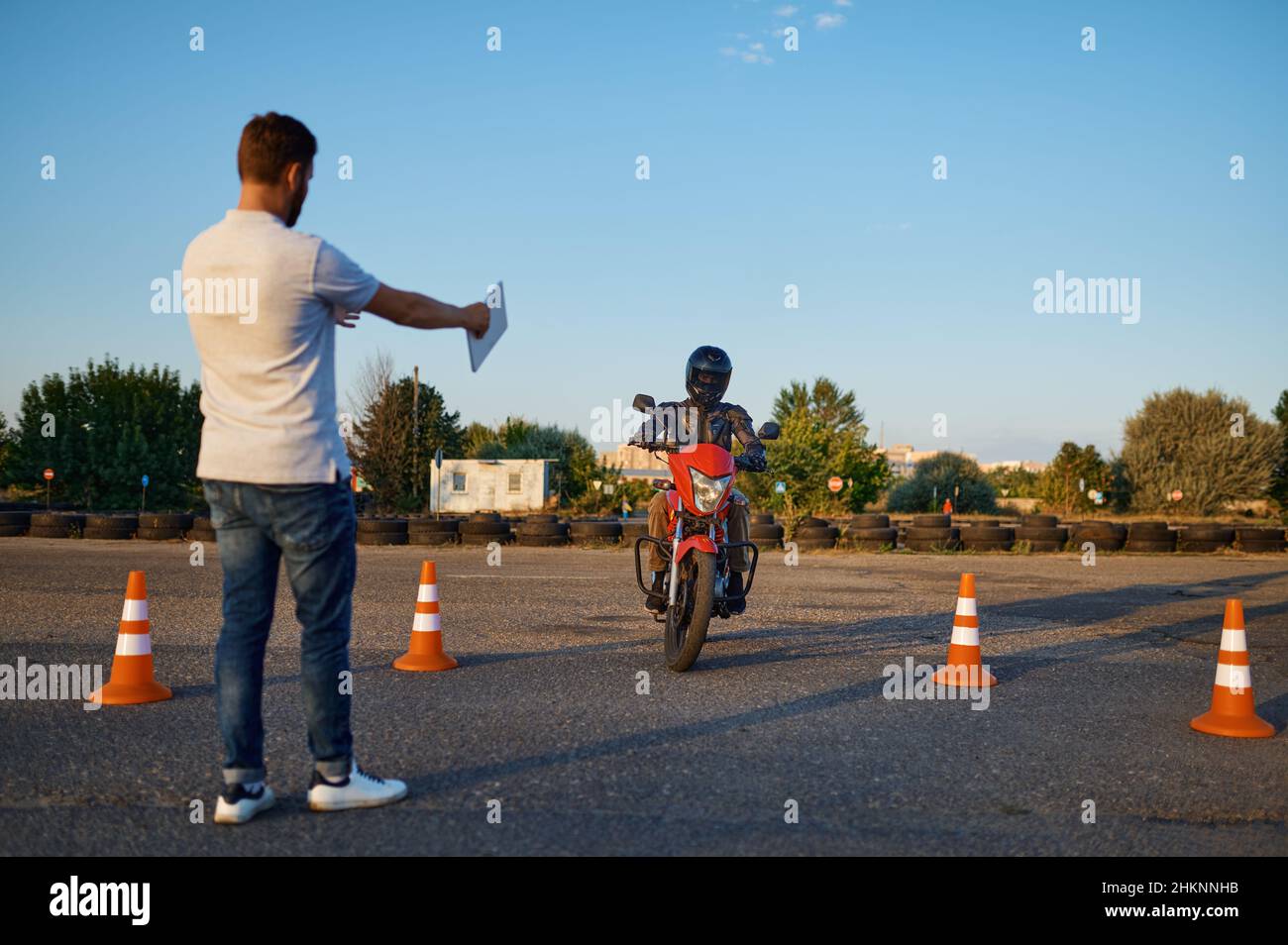 Équitation entre les cônes, leçon à l'école de moto Banque D'Images