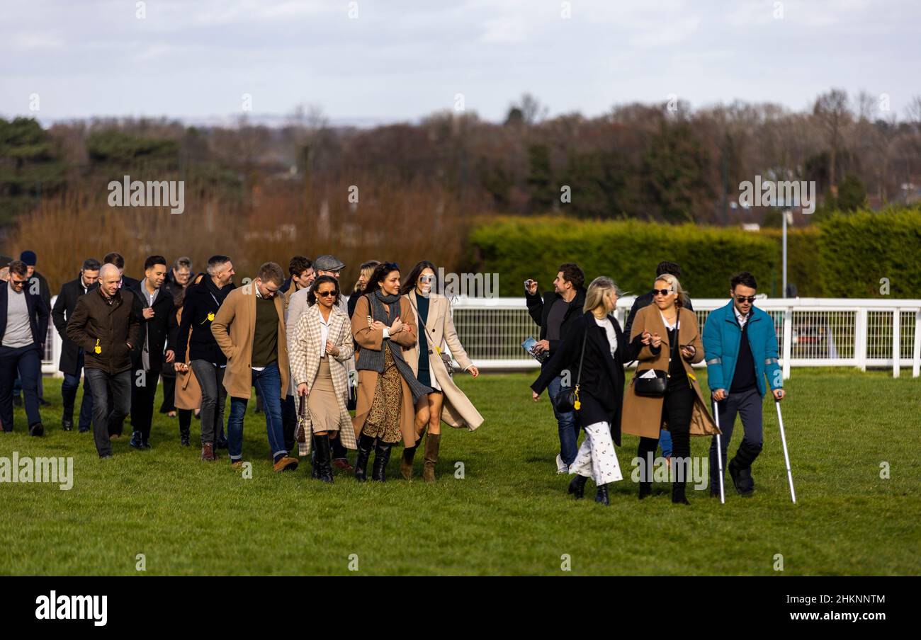 Les gens se rendent sur le parcours de course de l'hippodrome de Sandown Park.Date de la photo: Samedi 5 février 2022. Banque D'Images