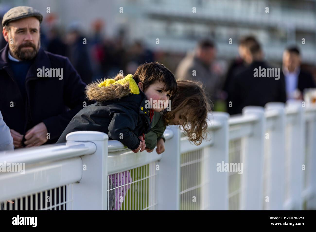 De jeunes pilotes regardent l'action à l'hippodrome de Sandown Park.Date de la photo: Samedi 5 février 2022. Banque D'Images